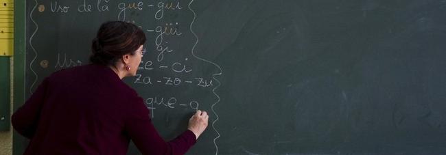 Una profesora escribe en la pizarra la leccin del da, en un colegio de Madrid. | Cordon Press