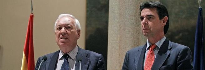 Jos Manuel Garca-Margallo y Jos Manuel Soria, este lunes por la noche. | EFE