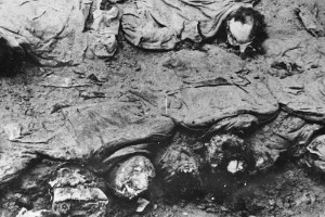 Restos extraídos de las fosas de Katyn.