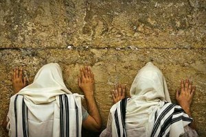 Judíos orando ante el Muro de los Lamentos (Kotel).
