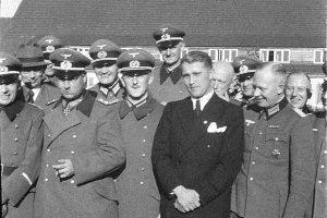 Von Braun, rodeado de oficiales en la base de Peenemünde
