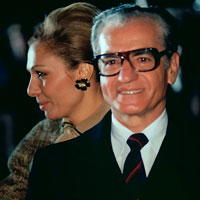 Reza Pahlevi y Farah Dibah en EEUU en 1977