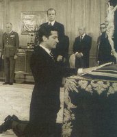 Suárez toma posesión del cargo de presidente del Gobierno en presencia de Don Juan Carlos.