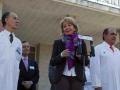 Esperanza Aguirre, emocionada a su salida del hospital