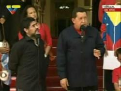 Chvez anuncia la ruptura de relaciones con Colombia acompaado por Maradona.