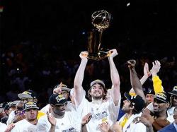 Pau Gasol levanta el trofeo de la NBA. | EFE