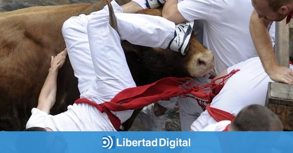 Un mozo es sufre una cornada en el séptimo encierro de San Fermín