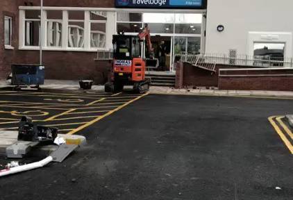 Destroza la recepción de un hotel con una excavadora porque no le pagaban el sueldo