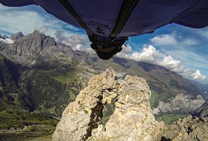 Salto milagroso en los Alpes: atraviesa un agujero de dos metros en pleno vuelo