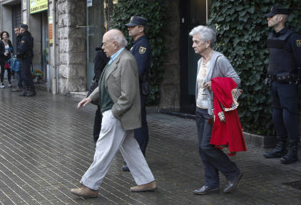 Jordi Pujol y Marta Ferrusola abandonan su casa custodiados por la policía