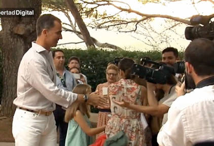 La Familia Real saluda a toda la prensa después del posado