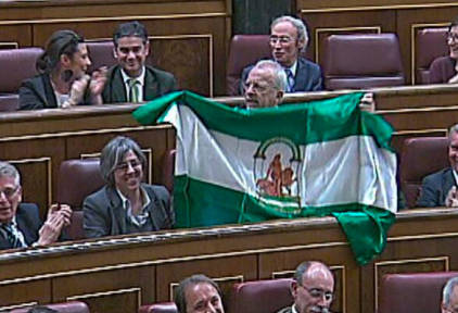 Manuel Pezzi exhibe la bandera de Andalucía interrumpiendo a Rajoy