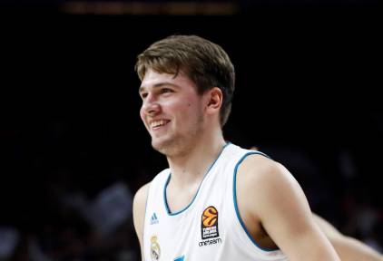 Triplazo espectacular de Luka Doncic... ¡desde 30 metros!