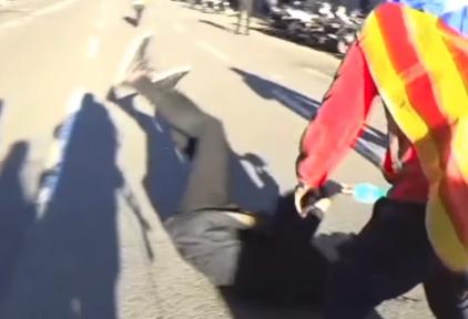 Un miembro de los CDR agrede a un periodista de Intereconomía