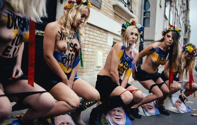 las-femen-orinan-sobre-las-fotos-del-presidente-de-ucrania-6041138.jpg