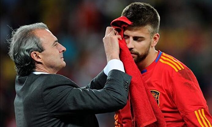 El defensa de la selección española Gerard Piqué (d) recibe tratamiento médico por un corte. | EFE