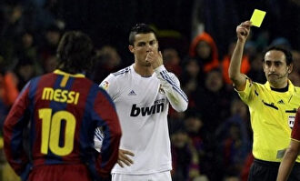 Iturralde en un Clásico Barcelona-Real Madrid. | Archivo