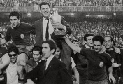 En 1964 la Selección consiguió la primera Eurocopa con José Villalonga como seleccionador y jugadores como Luis Suárez, Amancio o Iríbar.
