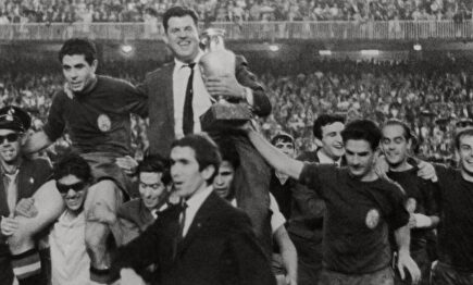 En 1964 la Selección consiguió la primera Eurocopa con José Villalonga como seleccionador y jugadores como Luis Suárez, Amancio o Iríbar.