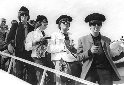 Los Beatles, bajando de un avión. | Archivo