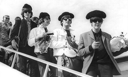 Los Beatles, bajando de un avión. | Archivo