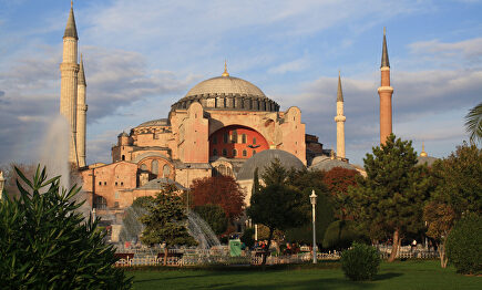 Santa Sofía, vista desde la plaza de Sultanahmet | Wikipedia/Silviapef