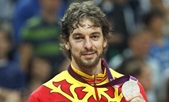 Pau Gasol porta una de las medallas olímpicas con España | EFE