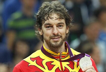 Pau Gasol porta una de las medallas olímpicas con España | EFE