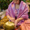 La artesanía o distintos tipos de trabajos manuales son otra de las atracciones habituales de Fitur. En la imagen, una joven decora frutas en el stand de Tailandia