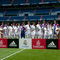 Acompañados por un grupo de seis azafatas de la compañía aérea, algunos de los jugadores del Real Madrid han posado para las cámaras en el Santiago Bernabéu.