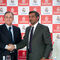 Florentino Pérez, presidente del Real Madrid estrecha la mano de S.A. El Jeque Ahmed Bin Saeed Al Maktoum, presidente de la compañía Emirates