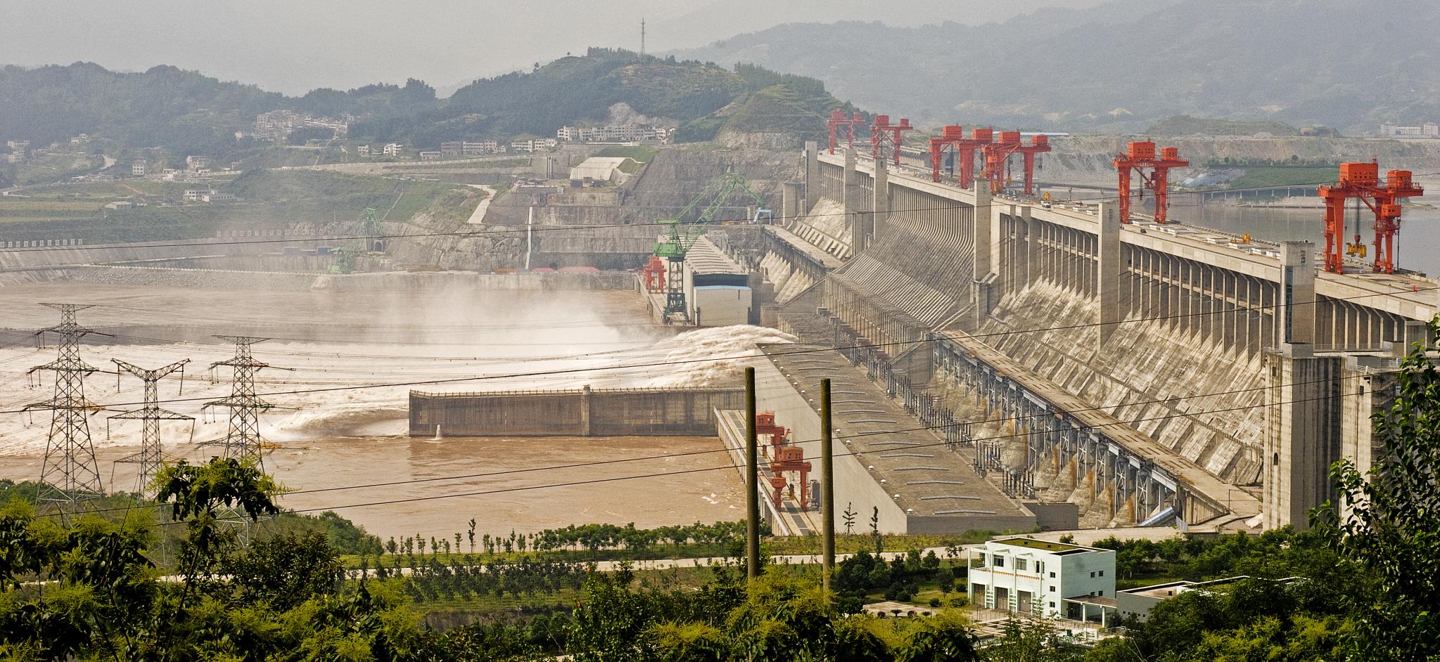 Китайская дамба. Три ущелья ГЭС. Плотина три ущелья в Китае. Плотина на Янцзы. Электростанция три ущелья Китай.