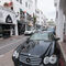Un Mercedes aparcado frente a la tienda de Dior. Así es la vida en Puerto Banús... al menos para algunos