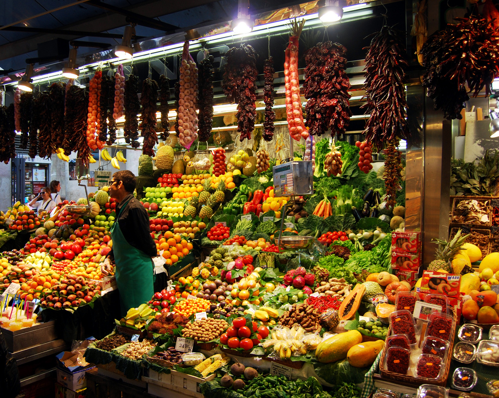 Большие продуктовые рынки. Рынок Бокерия в Барселоне. Barcelona la Boqueria Market. Продуктовый рынок. Продовольственный рынок.