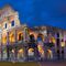 El anfiteatro romano por excelencia es el símbolo de la capital italiana, su visita incluye las ruinas del Foro Romano.