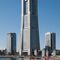 Yokohama Landmark TowerEsta torre imponente de 295 metros, alberga un superascensor que alcanza una velocidad de 45 kilómetros a la hora.
