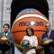 Un balón gigante en la Puerta de AlcaláIgnacio González, Ana Botella y José Luis Sáez posan con un balón durante el acto de presentación de la Copa del Mundo de baloncesto, que se disputará el próximo verano en España.