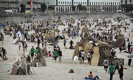 Preparativos en la Coruña para celebrar San Juan llenando la playa de hogueras - foto archivo | EFE