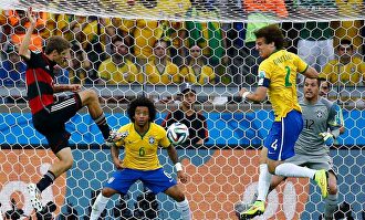 Müller marca uno de sus dos goles ante la mirada de Marcelo, David Luiz y Julio César. | EFE/Archivo