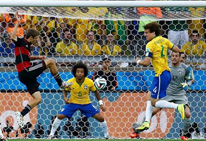 Müller marca uno de sus dos goles ante la mirada de Marcelo, David Luiz y Julio César. | EFE/Archivo