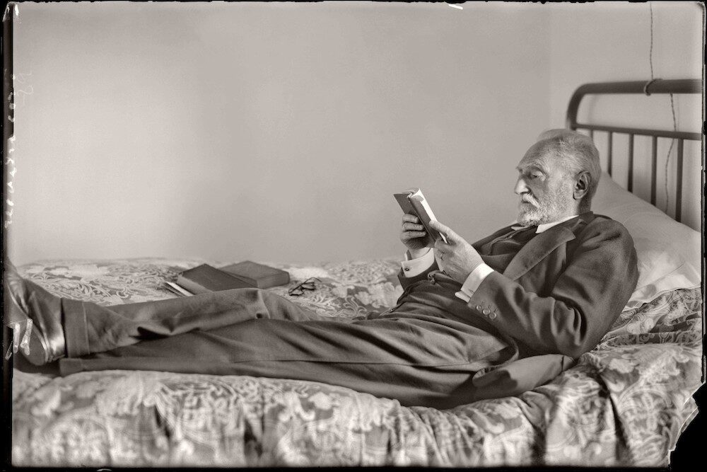 Don Miguel de Unamuno, leyendo en su cama |  Cordon Press