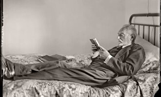 Don Miguel de Unamuno, leyendo en su cama |  Cordon Press