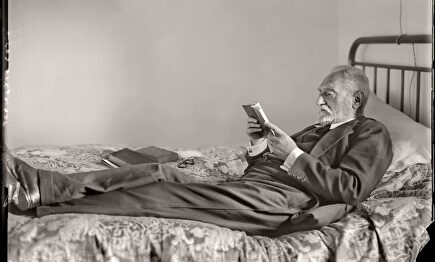 Don Miguel de Unamuno, leyendo en su cama |  Cordon Press