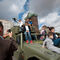 Un grupo de niños disfrutan de la amabilidad del ejército español subiéndose a uno de los vehículos que han participado en el desfile.