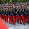 Compañía de cadetes de la Academia General Militar con la bandera de España en primer plano.