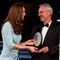 Kate Middleton entrega el premio al mejor fotógrafo de naturaleza del año a Mike Nichols, uno de los más conocidos reporteros gráficos de National Geographic y otras publicaciones de prestigio