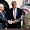 Los que sí se firmaron fueron los acuerdos de Oslo, en una histórica ocasión en la Casa Blanca, en el año 1993 que recoge esta famosa fotografía del apretón de manos entre Arafat y Rabin, en presencia de Clinton