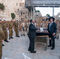Un grupo de soldados llega y se sitúa en círculo alrededor de dos hombres, probablemente rabinos