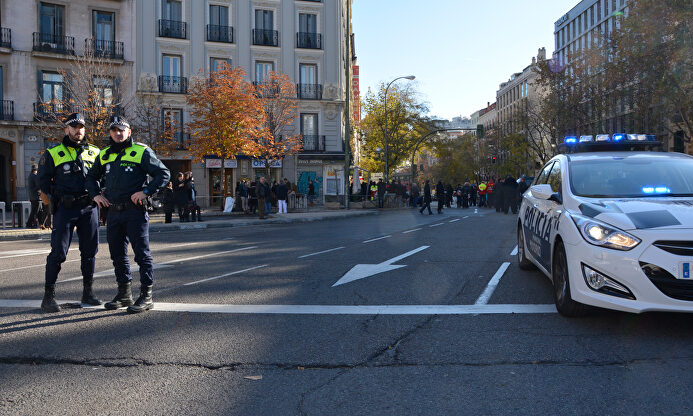 La sede del PP rodeada en una imagen de 2015. | EFE
