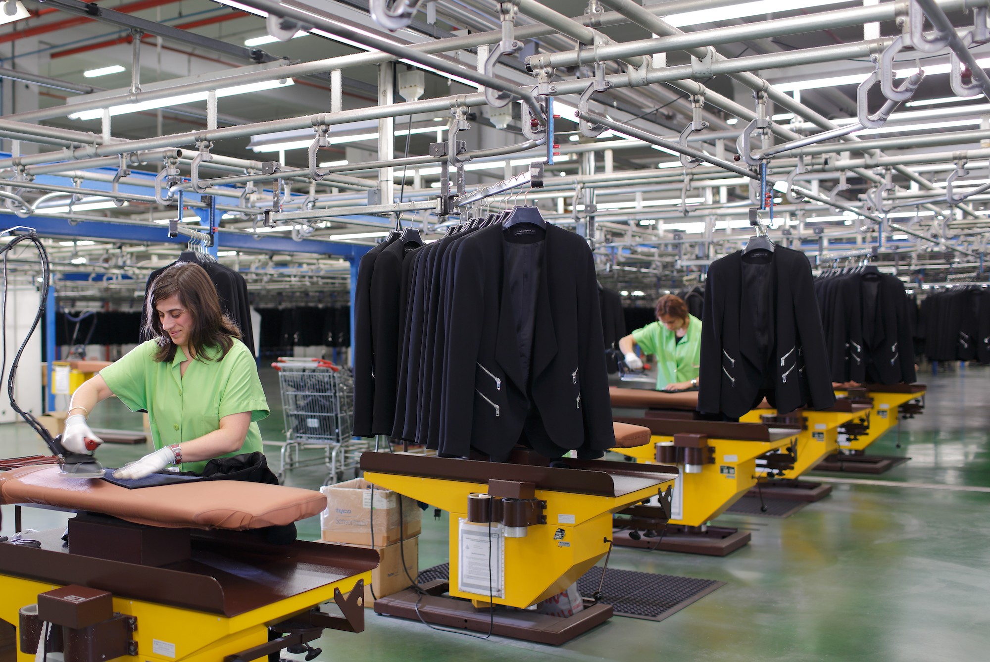 Фабрики одежды производителя. Производство одежды. Фабрика одежды. Швейная промышленность. Швейное производство.
